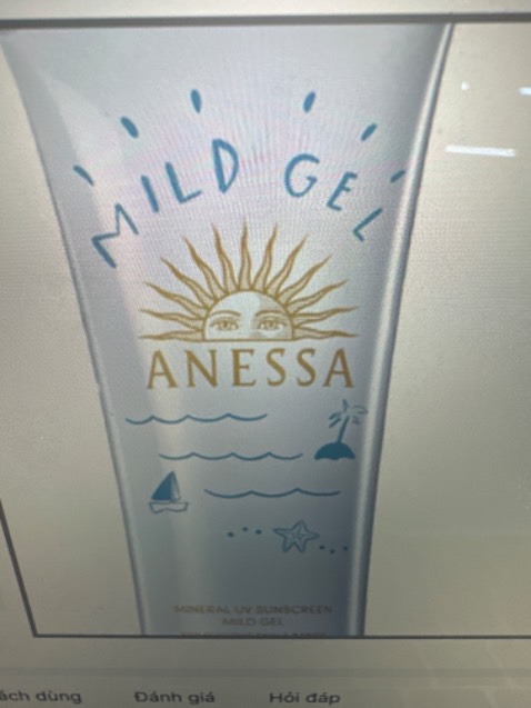 KCN dạng mới này mình thấy bị bóng đổ dầu nhiều hơn, thoa lên 1 chút mà cứ dính dính với làm lộ rõ khuyết điểm hơn. Mình xài quen 3 năm nay mẫu cũ rồi, tự dưng đổi sang mẫu mới xài khó chịu ghê