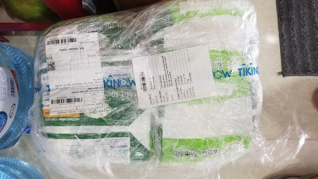 Tiki thông báo 12/8 có hàng mà hôm qua ngày 6/8 phát cho mình ở Vũng tàu rồi. Đóng gói 2 gói vào nhiều lớp quấn nhựa dính thành 1 gói bự và trong mỗi gói có 2 bịch. Tiki lúc nào cũng chu đáo trong đóng gói. Bạn ấy lúc nào cũng được điểm cộng cho việc này.
Về Shipper thì vui vẽ chờ mình khi mình nói mình đang bận.
Về chất lượng: Tối qua và hôm.nay lấy ra xài rùi ạ. tả dán mềm mại và lớp dưới đáy màu xanh siêu thấm, kháng khuẩn . Trên vòng bụng tả có ghi rõ dán chặt, vừa, lỏng và có gấp nếp sẵn rất tiện để dán. Miếng dán khá tốt, gở ra dán lại vài lần vẫn dính. Đánh gía khá tốt so với Caryn loại nhà mình đang dùng cho Bà. Tối qua bà Đại tiện, không bị dính ra ngoài. Chị mình khen và kêu mua thêm. Mình đang chờ  đợt Sales ngày 8/8 để mua thêm nè.