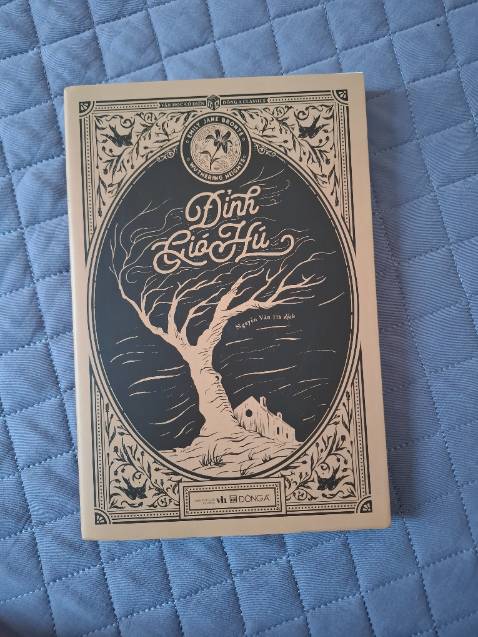 Đặt bìa xanh lam, giao bìa vàng. Đọc bình luận của một chị trên hội văn học kinh điển, thấy chị bảo cũng từng gặp vấn đề này với quyển này rồi. Chán thật sự.