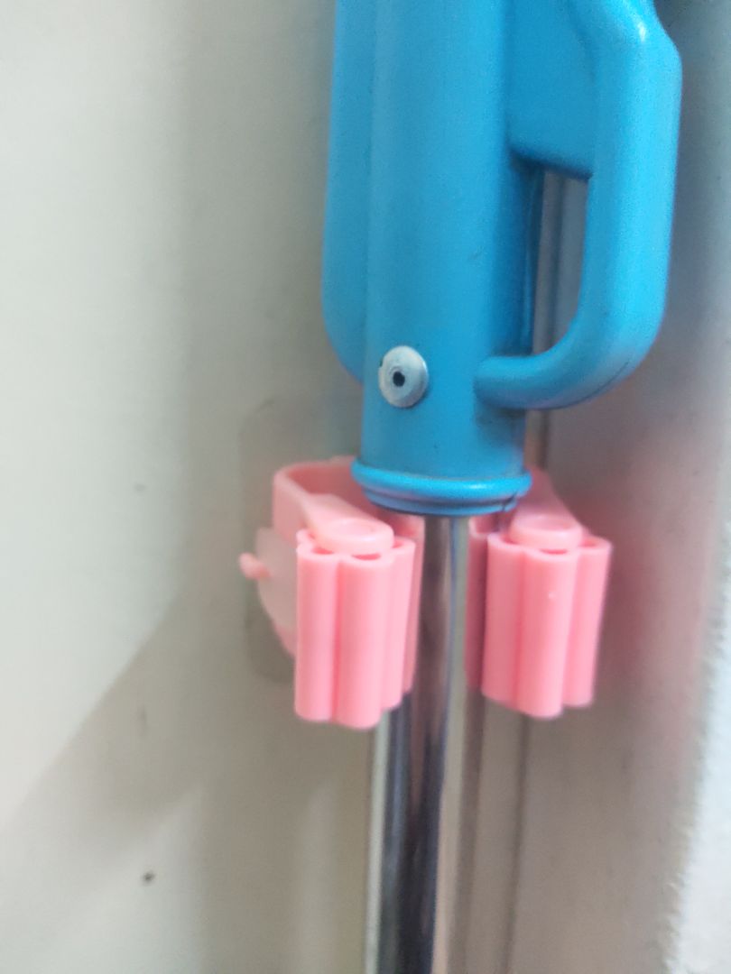 Giá rẻ hơn kẹp inox, chất lượng tạm ok với tầm giá, đóng gói ok. Hy vọng miếng dán sẽ được lâu và chịu được sức nặng của cái lau nhà, tôi dán lên tường mà cũng có vẻ chắc, dán lên gạch men thì chắc sẽ rất chắc.