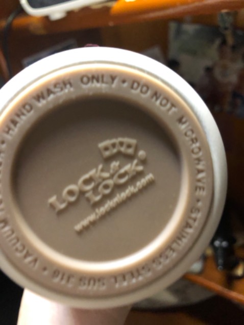 khá ổnnnnn, bình gọn nhẹ tay, nắp tất nhiên không phải là gỗ thiệt nhưng mà sờ vào cảm giác mìn mịn. Chất lượng của Lock n Lock thì quá ôk rùi. Tiki phân phối hàng chính hãng nên yên tâmmm. Giữ nhiệt lâu không thì mình chưa thử vì mình mới sử dụng để dùng nước lọc uống thôi. Nhưng mà mình nghĩ độ lâu giữ nhiệt cũng một phần phụ thuộc vào nhiệt độ bên ngoài nữa