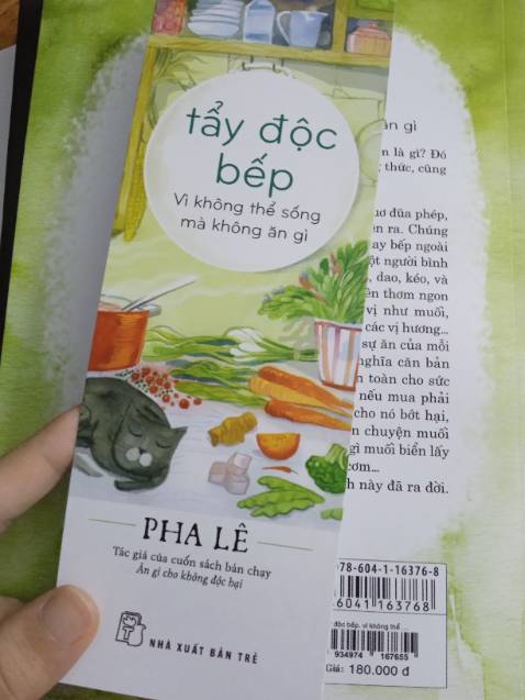 Trời ơi! Mình là fan của chị Pha Lê từ cuốn Ăn gì cho không độc hại nên khi biết chị ra thêm sách mới thì mua liền luôn. Vẫn rất ưng í cái bìa sách, đẹp dã man. Cộng thêm đó là rất nhiều thông tin hữu ích về bếp. Mình rất mê tìm hiểu về các nhãn hiệu đồ gia dụng, trong này Pha Lê đã đề xuất một vài hãng nên mình rất thích!!