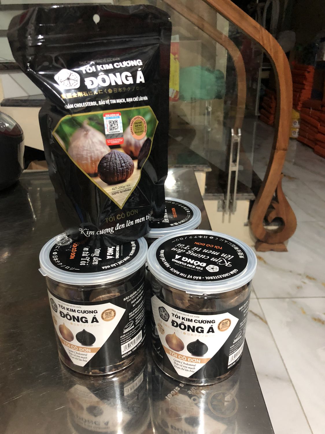 Đoạn đóng gói của tiki thỳ ko phải bàn. Chắc chắn gọn đẹp. Quả tỏi cô đơn đóng hộp nhìn rất là đẹp. Ăn thử thỳ cũng rất ngon. Trước thấy có vẻ hơi đắt. Nhưng sử dụng rồi thỳ thấy rất ok với đồng tiền bỏ ra. Nên mua nha các bạn!