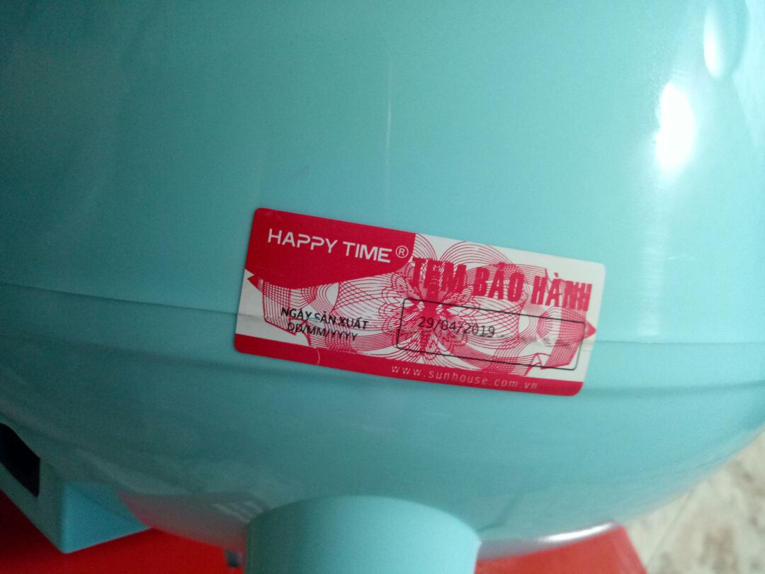 Mình vừa nhận được hàng,  rất háo hức vì trước giờ hàng tiki rất chất lượng và an tâm nhưng lần này sản phẩm lại có vết xước rất rõ ràng trên nắp nồi,  phía dưới nút bấm có khe nứt nhỏ. Nhìn xuống tem bảo hành dán giữa thân nồi và đáy nồi thấy có đường rạch ở giữa giống nồi như đã từng bị mở ra để sửa chữa.  thật sự rất thất vọng vì mình chưa bao giờ nghĩ tiki lại bán sp như vậy!!!