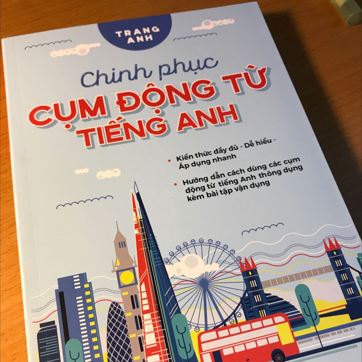 Thực sự biết ơn cô Trang Anh vì đã làm ra cuốn sách này vì ko những có rất nhiều động từ cụm mà mỗi động từ còn có ví dụ rất cụ thể. Về đóng gói thì hơi sơ sài vì ko có bọc nilon chống sốc nhưng rất may là mọi thứ vẫn hoàn chỉnh 😭 mình rất hài lòng về sản phẩm 😉 Thực sự biết ơn cô Trang Anh vì đã làm ra cuốn sách này vì ko những có rất nhiều động từ cụm mà mỗi động từ còn có ví dụ rất cụ thể. Về đóng gói thì hơi sơ sài vì ko có bọc nilon chống sốc nhưng rất may là mọi thứ vẫn hoàn chỉnh 😭 mình rất hài lòng về sản phẩm 😉