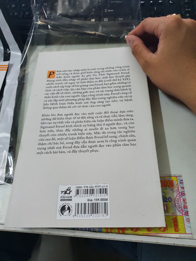 Cảm Ơn Nhã Nam đã tái bản một bản dịch tuyệt vời của dịch giả Nguyễn Xuân Hiếu. Với những bạn phàn nàn về văn phong của bản dịch thì đây là ngữ pháp của Sài Gòn trước năm 1975. Nếu những ai cảm thấy khó chịu với ngôn ngữ của miền Nam thì nên kiến nghị nxb khác để chúng ta có thêm một bản dịch khác để so sánh.
