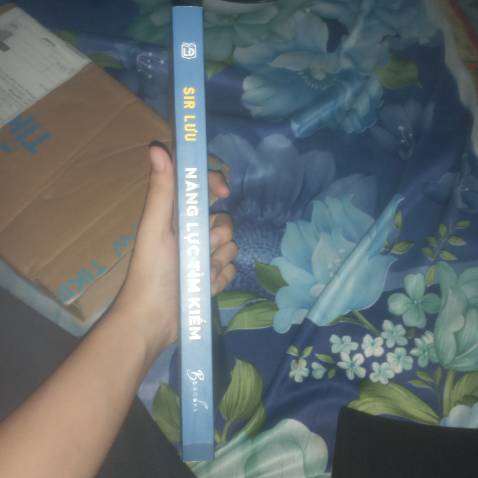 Không có lớp chống sốc nhưng sách cũng không bị df j. Về nội dung thì nói thiệt thì mình cảm thấy hơi rối khi đọc.