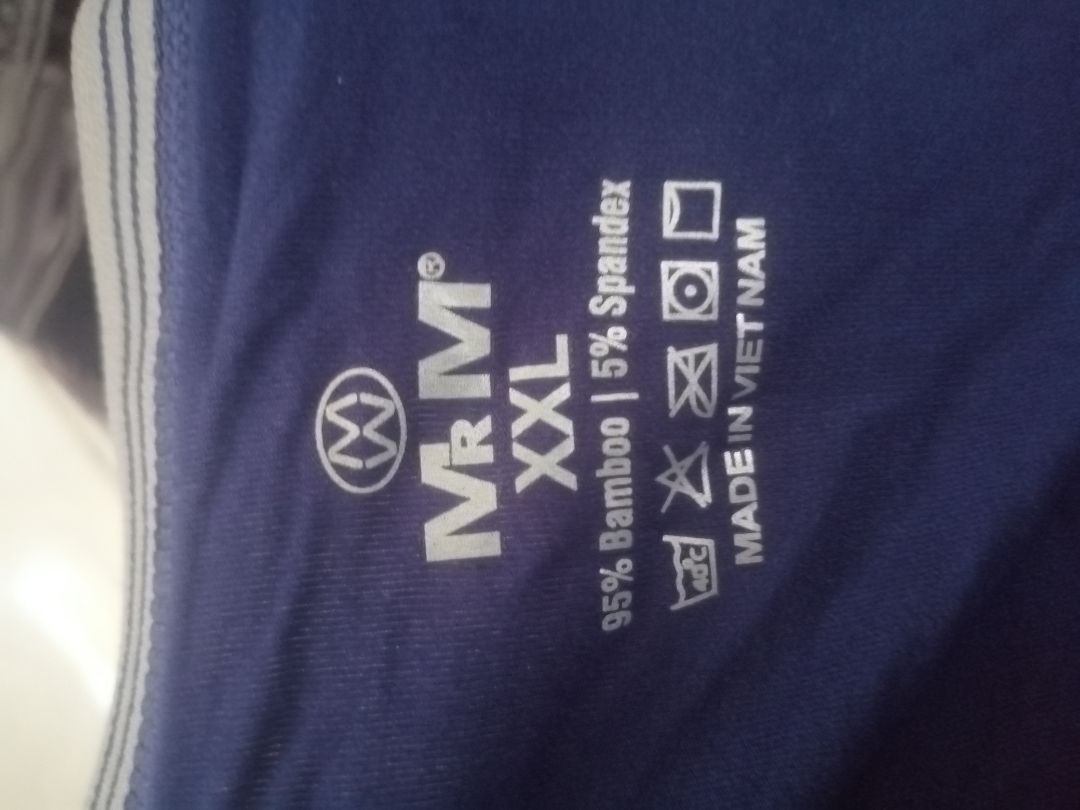 Vỏ hộp hơi bị móp,trước khi mở thì khi lắc đã nghe thấy tiếng kêu cộp cộp,không thích điểm này,khui hàng thấy 4 quần box đúng như đã đăng còn tặng kèm khẩu trang(dù thực sự không cần lắm),quần mặc rộng thoải mái co dãn khá nhưng có điều không thực sự quá ôm sát(vùng nhạy cảm) nên không thực sự đánh giá quá cao,giá khoảng 240k=60.4 cho mỗi cái quần,tóm lại là chất lượng tương xứng với giá tiền,không có gì nhiều để phàn nàn,ok