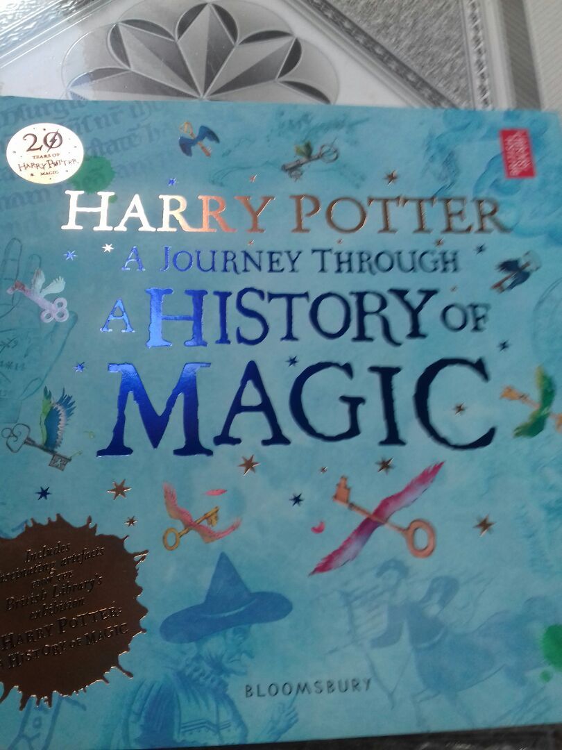 Một cuốn sách tuyệt vời về lịch sử pháp thuật trong Harry Potter và còn được phác họa bằng nhiều hình ảnh vô cùng là  đẹp . Một cuốn kỷ niệm 20 năm của bộ truyện quá tuyệt vời về hành trình lịch sử pháp thuật
