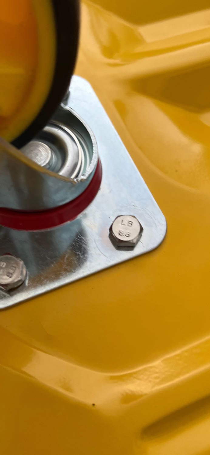 Ốc vị tuôn đầu. Ko gắn bánh xe được. Đề nghị đổi cái khác ngay.