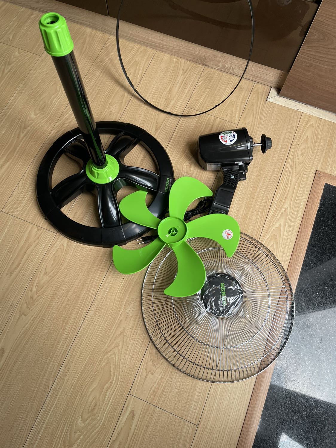 Thùng quạt thiếu ống nối, không thể ráp quạt. Yêu cầu shop giao bổ sung gấp