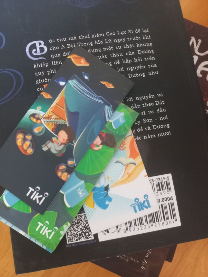 Giao hàng siêu nhanh luôn, sớm hơn dự kiến  🤗 sách hơi bụi và bị tróc bao bì ra, nhưng sách cũng nhìn khá mới. Bookmark và móc khóa tặng thêm đẹp nhưng hơi cũ.