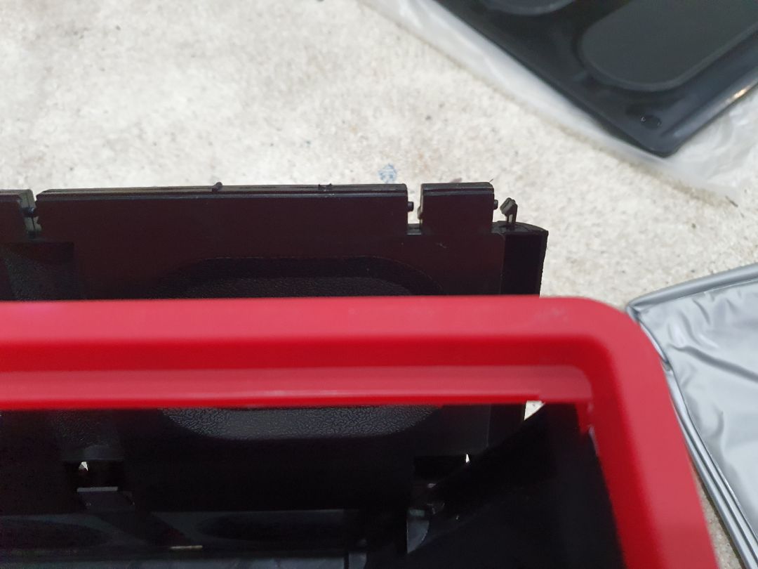 Sản phẩm đúng hình, giao đủ, đúng hẹn. Có điều chất lượng không như mong đợi (không tương xứng với số tiền lắm)
- Mình chụp kỹ các khớp nối để các bạn hình dung liên kết và chất lượng vật liệu.
- Không ngồi, đứng lên được nhé. Thử tải cái nó khêu khóc ngay :)

Không vì nhu cầu gập gọn khi không dùng thì không nên chọn sản phẩm này (có lẽ tiền nó nằm ở đó).
3* cho sản phẩm và 4*+ cho các dịch vụ kèm theo khác.