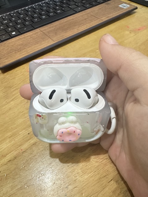 Chất lượng tuyệt vời ,quá xứng đáng khi đổi lên bản khử tiếng ồn này. Lúc đầu mình cũng phân vân giữa 2 bản vì chênh nhau hơn triệu nhưng sau khi cân nhắc mình qd chọn bản khử tiếng ồn quả đúng như kỳ vọng, khư tiếng ồn tốt, âm thanh hay nhưng đôi khi mình nghe vẫn hơi rè như các băc riview trước, nhưng tổng quan mình đánh giá tai nghe tốt phù hợp nhue cầu vs 1 đứa hay nghe nhạc như mình,hàng chính hãng mình đã mua nhiều thiết bị điện tử trên tiki r,hoàn toàn yên tâm.