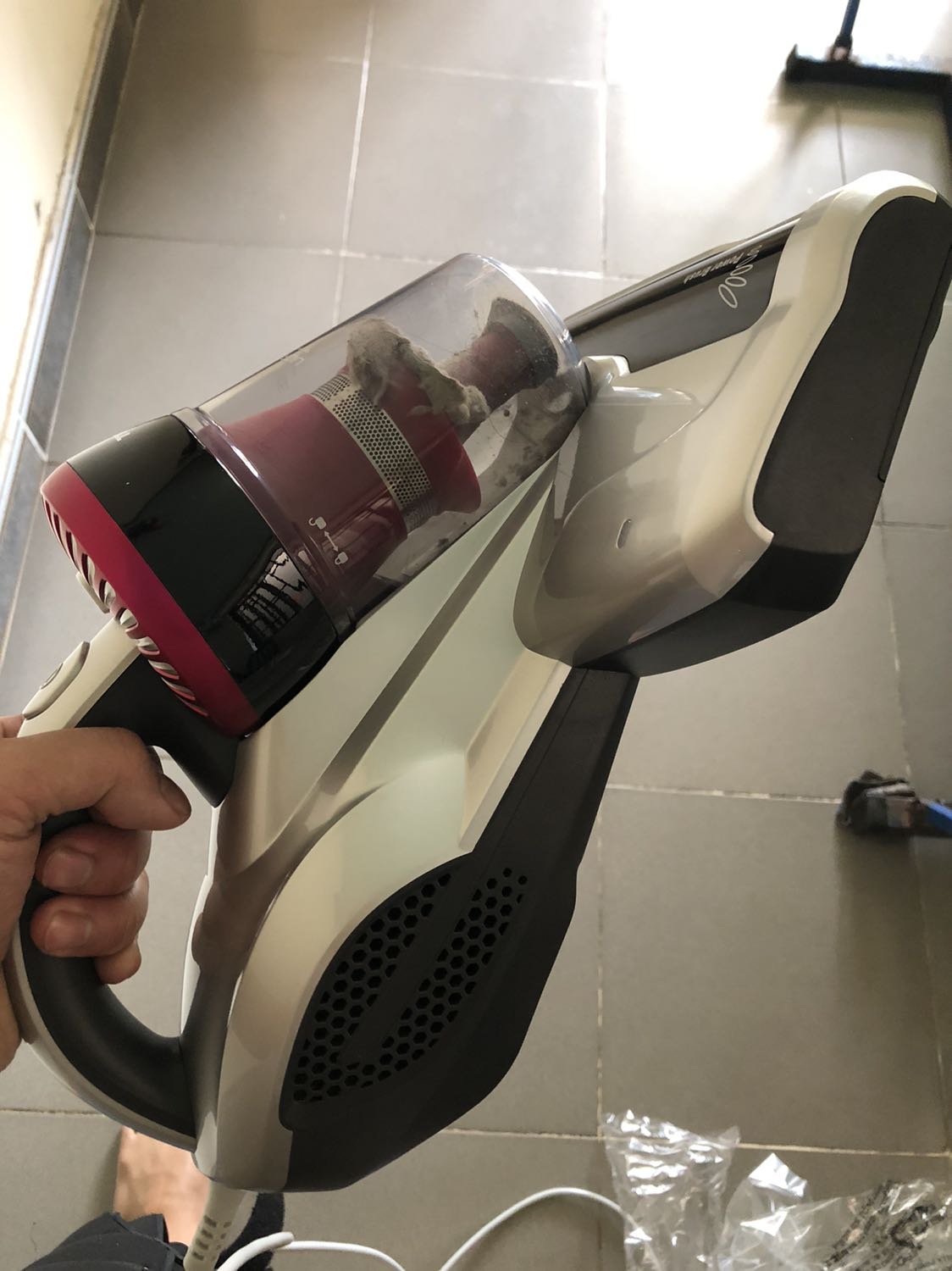 Ok đấy, hơi ồn chút, mà cái bộ phận lọc bụi, chổi quét, đèn uv hãng nên có chế độ bán lẻ để thay khi cần thiết, nhìn cũng dễ hỏng nếu ko cẩn thận