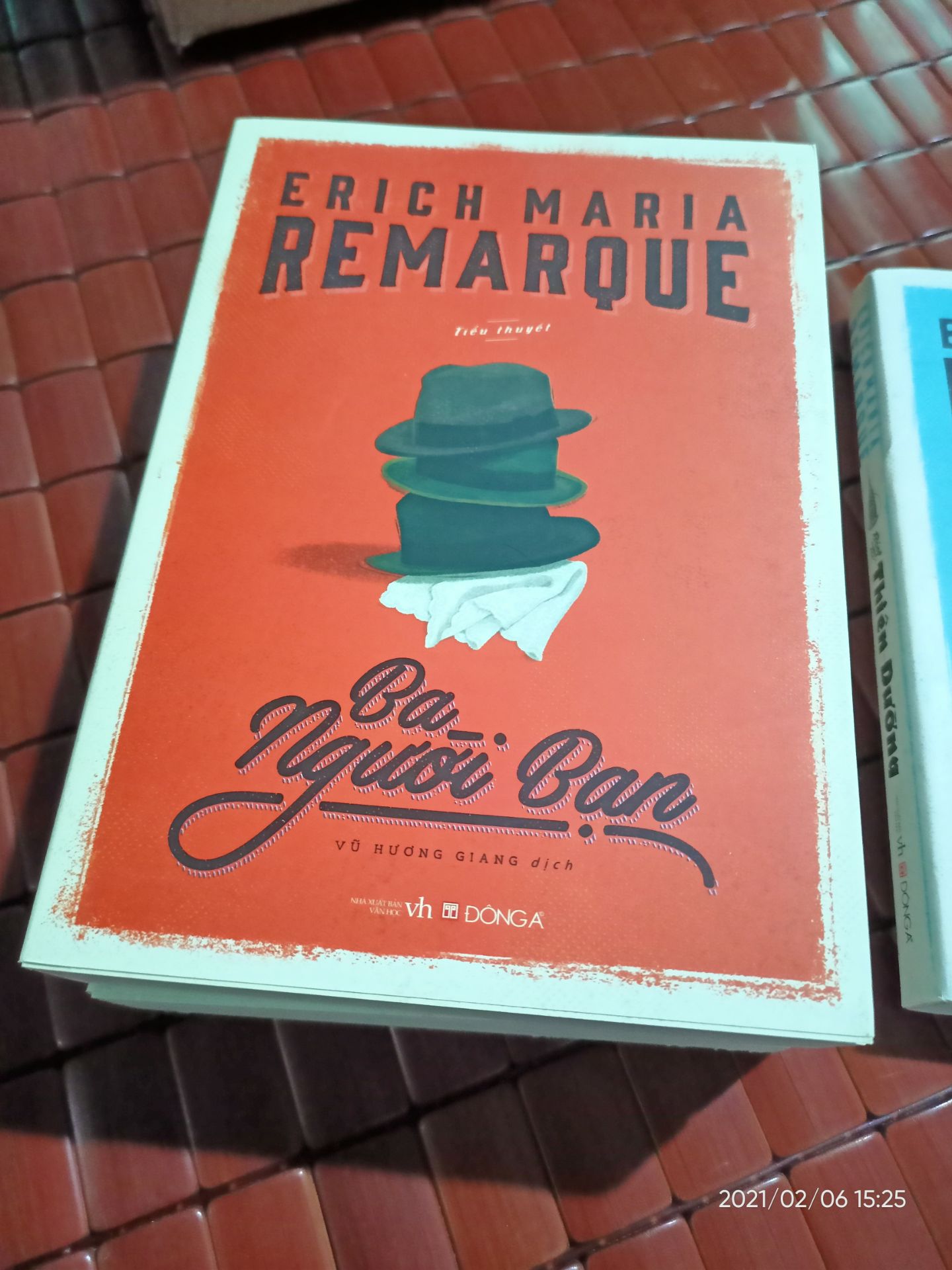 đầu tiên nhìn ở khâu đóng gói & vận chuyển thì không thể chê vào đâu được bọc sách bằng miếng xốp chống va đập nên sách còn nguyên vẹn ko bị móp méo gì hết.
 khi khui ra mới thấy Cuốn Bóng Tối Thiên Đường bị rách ở phần áo bìa ngoài... nhưng không ảnh hưởng đến phần bìa trong nên không sao có thể cho qua. với lại mua sách giảm 50% nên cũng không có gì bàn cãi...