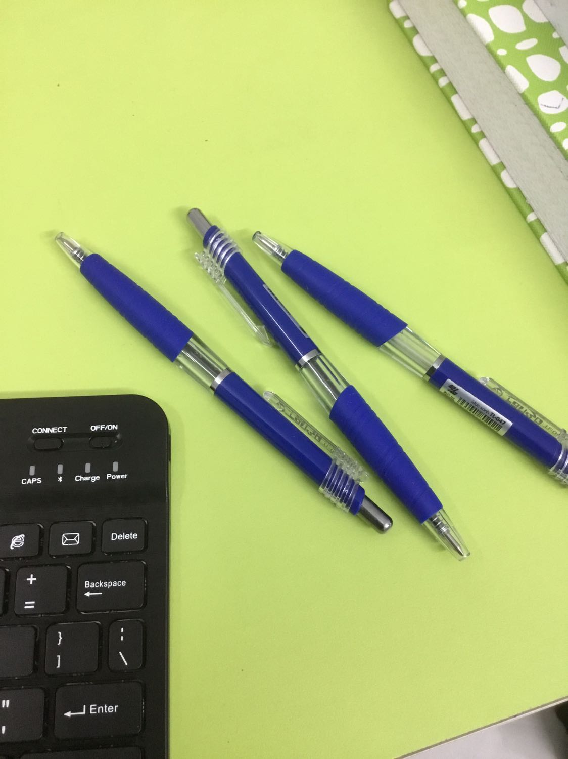 Mình mới phát hiện ra viết bút này sướng lắm, êm tay, nên mua hẳn hai hộp. Cây đầu tiên viết mới dc phân nửa mực thì mờ mờ, sau đó mờ căm, mình nghĩ thôi ko sao, lấy tiếp cây thứ hai và mới viết dc một ngày cũng bị y chang vậy.