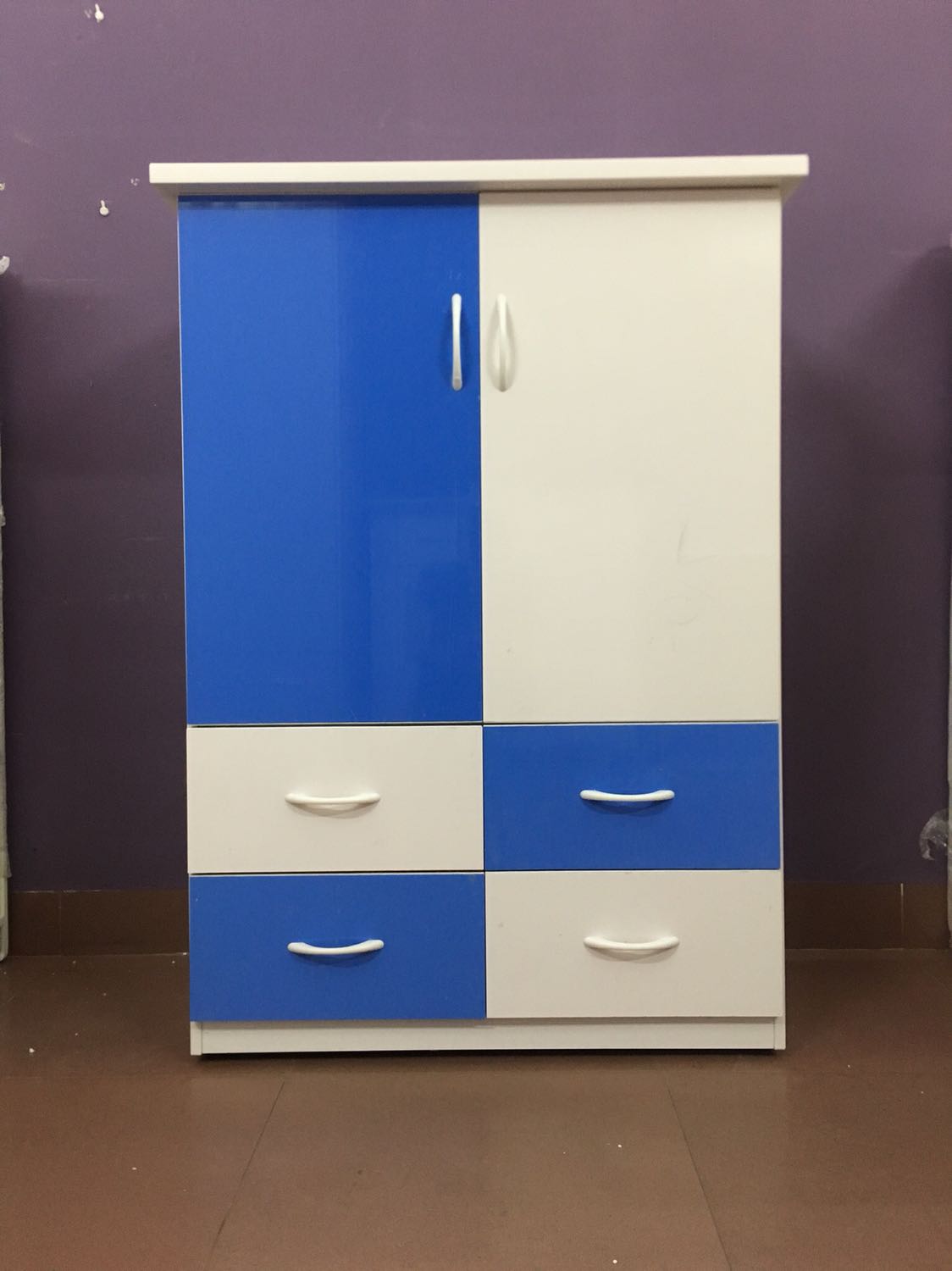 Tủ đẹp, gia công cẩn thận ! Cho thêm cái khoá tủ nữa là rất ok