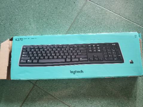 1. Bàn phím cứng cáp tương đôi chắc chắc, hoàn thiệt tốt
2. Đây không phải là bàn phím êm, nên nếu bạn nào muốn mua thì lựa chọn sản phẩm khác
3. Bàn phím sử dụng 2 cục pin đũa (tạm hài lòng về vấn đề này, cá nhân mình không thích sản phẩm sử dụng pin đũa máy, khó mua và khó kiếm pin)
4. Hiện tại cảm giác gõ mình chưa quen (do có thể mình thường xuyên gõ bằng bàn phím laptop) nên với sản phẩm này thấy còn lạ tay (mình mong là lạ tay, chứ sợ do layout bàn phím chưa tốt)
5. Tiki nên có hộp dài để đựng sản phẩm thay vì chỉ quấn lớp màn bọc bở bên ngoài hộp (ảnh hưởng đến mỹ quan sản phẩm, nếu tệ có thể hư hại)
Trên là một số ý kiến của mình để mọi người cân nhắc mua và sử dụng sản phẩm. Mình đính kèm thêm hình mọi người kham khảo 1. Bàn phím cứng cáp tương đôi chắc chắc, hoàn thiệt tốt
2. Đây không phải là bàn phím êm, nên nếu bạn nào muốn mua thì lựa chọn sản phẩm khác
3. Bàn phím sử dụng 2 cục pin đũa (tạm hài lòng về vấn đề này, cá nhân mình không thích sản phẩm sử dụng pin đũa máy, khó mua và khó kiếm pin)
4. Hiện tại cảm giác gõ mình chưa quen (do có thể mình thường xuyên gõ bằng bàn phím laptop) nên với sản phẩm này thấy còn lạ tay (mình mong là lạ tay, chứ sợ do layout bàn phím chưa tốt)
5. Tiki nên có hộp dài để đựng sản phẩm thay vì chỉ quấn lớp màn bọc bở bên ngoài hộp (ảnh hưởng đến mỹ quan sản phẩm, nếu tệ có thể hư hại)
Trên là một số ý kiến của mình để mọi người cân nhắc mua và sử dụng sản phẩm. Mình đính kèm thêm hình mọi người kham khảo