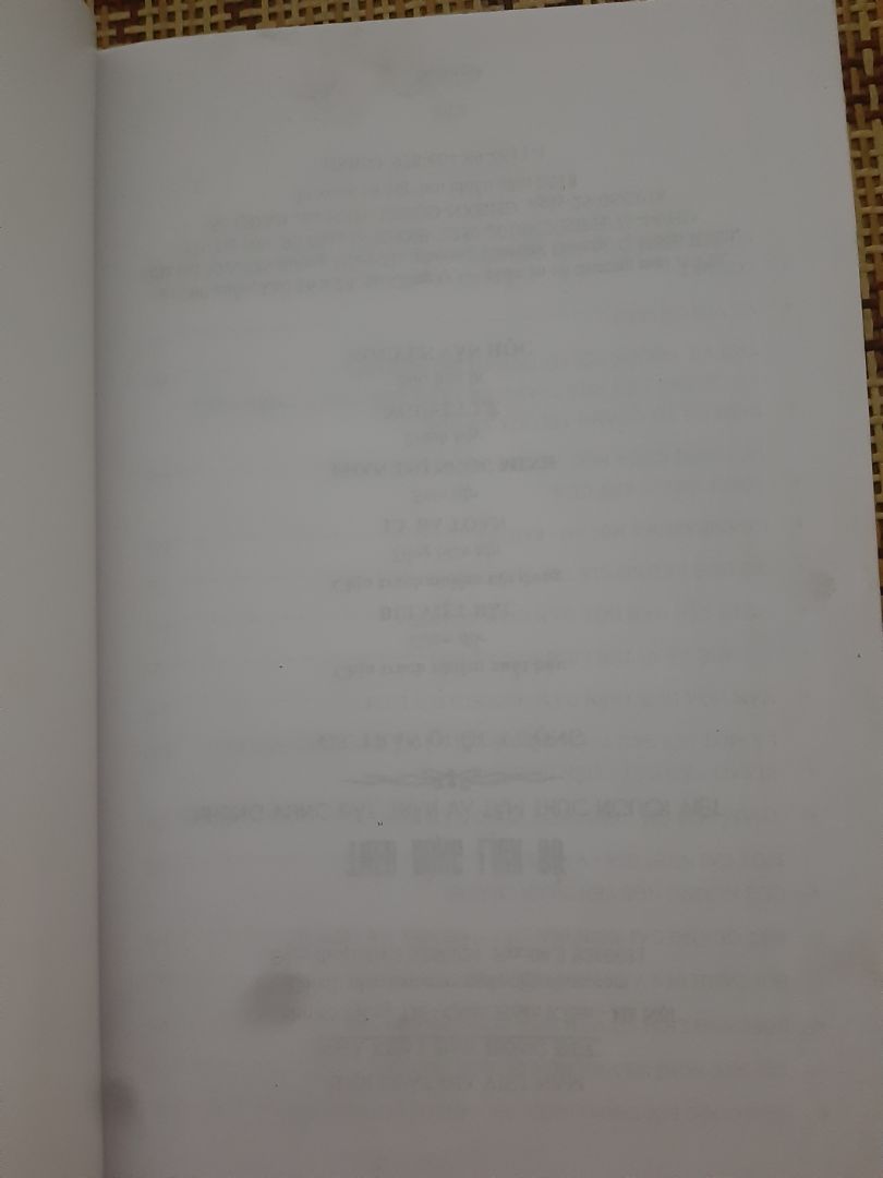 Mực ở phụ lục bị lem. Gáy sách dính keo thừa. Trang đầu và trang cuối bám bẩn đen. Đổi sách khác