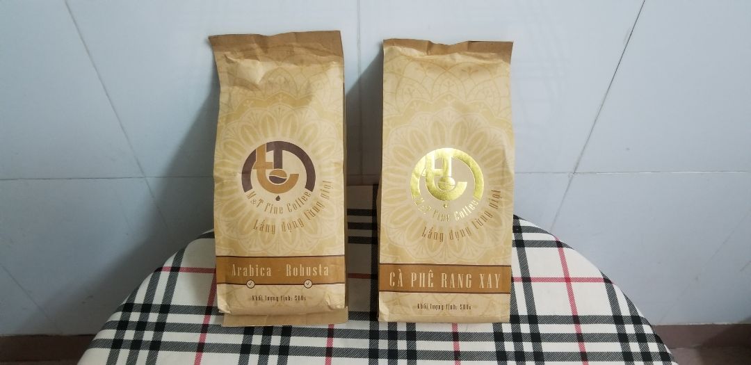Mình biết tới cafe M&T này là do sếp mình hay dùng loại này. Thấy trong công ty ai cũng khen nên mình đặt về xài thử. Cảm nhận rất hài lòng hơn cả sự mong đợi. Shop tư vấn nhiệt tình,uy tín,giao hàng rất nhanh. Bao bì đẹp,thân thiện với môi trường, làm thủ công nên mình rất yên tâm. Ba mình rất khó tính trong việc lựa cafe nhưng đã khen cafe chuẩn,thơm ngon. Sẽ giới thiệu bạn bè và ủng hộ shop hoài luôn.