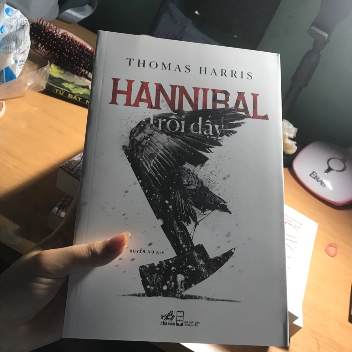 sách có được bọc nhưng vẫn bị hỏng 1 chút, hơi tiếc:((