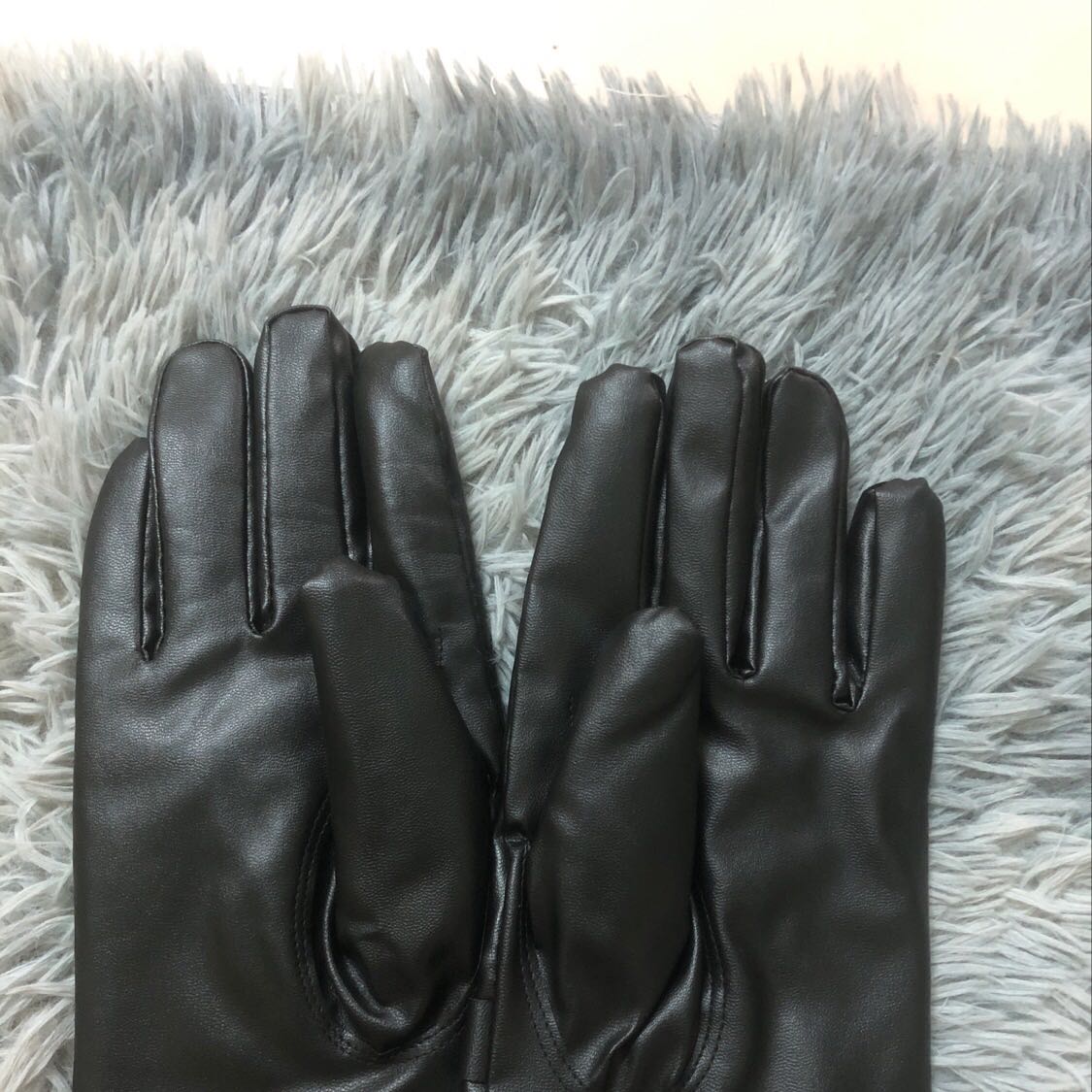 Mấy hôm rét mua đc đôi găng tay đi. Thấy chất da khá là mềm. Có cúc để điều chỉnh to nhỏ cố tay cho nam và nữ đều dùng đc ấy. Đường may dày dặn, chắc chắn nhé, k thấy chỉ thừa. Cho 5 sao còn lại chưa dùng chưa biết độ bền.