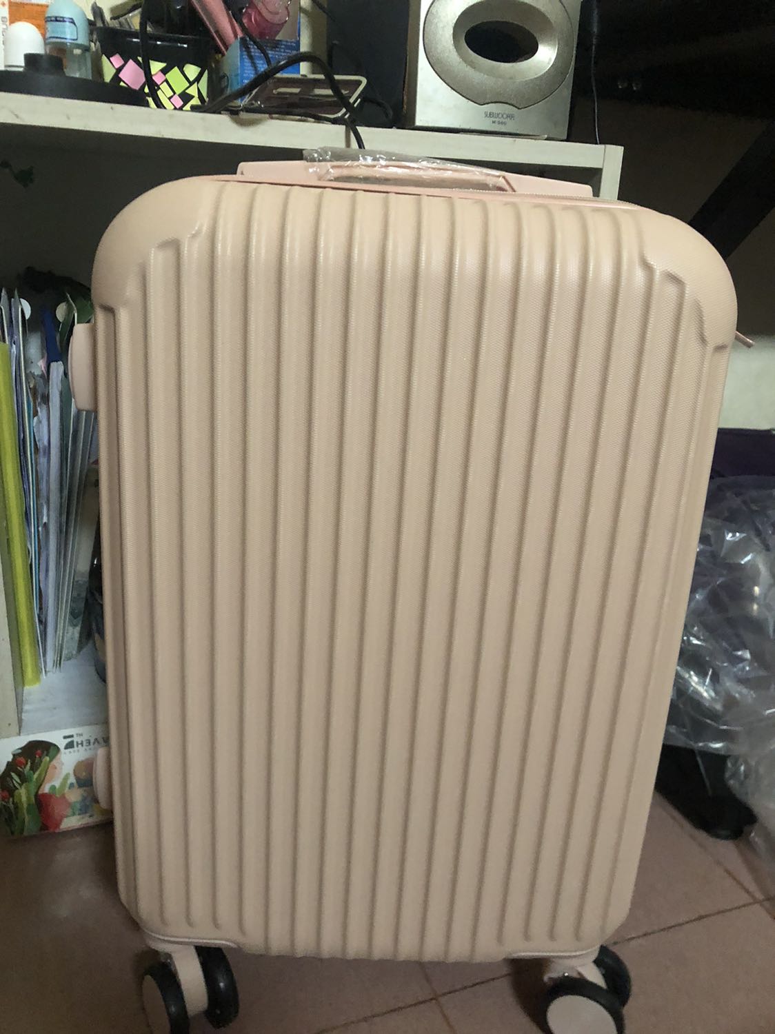 Mình đặt từ đêm qua sáng nay hơn 8h đã có, anh shipnow cực kì nhiệt tình luôn
vali đẹp không chê được, tuy nhiên tay cầm hơi lỏng lẻo chút nhưng không sao giá cả này là quá hợp lý