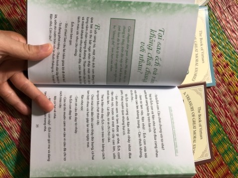 Sách của First News trước nay vẫn luôn trình bày rất đẹp, mỏng nhẹ dễ dàng mang theo đi bất cứ đâu. Chất lượng giấy, mực in cũng rất tốt. Lần này chỉ có 1 lỗi nhỏ bị nhăn giấy vài trang thôi, không ảnh hưởng gì nhiều. Món quà nhỏ cho các bé đã hoàn thành tốt năm học. Cả nhà đều hài lòng. Sách của First News trước nay vẫn luôn trình bày rất đẹp, mỏng nhẹ dễ dàng mang theo đi bất cứ đâu. Chất lượng giấy, mực in cũng rất tốt. Lần này chỉ có 1 lỗi nhỏ bị nhăn giấy vài trang thôi, không ảnh hưởng gì nhiều. Món quà nhỏ cho các bé đã hoàn thành tốt năm học. Cả nhà đều hài lòng.