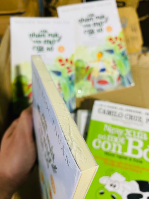 Nội dung sách hay, truyện kể hài hước, phù hợp mọi đối tượng. Bản in năm 2022. Trang 110 có vết lem mực ở phía trên.
Tiki Trading đóng gói sơ sài, mình mua nhiều cuốn khác loại nhưng bị móp 1 cuốn ở góc. Góp ý Tiki Trading nên học hỏi dùng tấm nệm màu trắng giống Fahasaha để bảo vệ sách trước ghi cho vào hộp đóng gói!