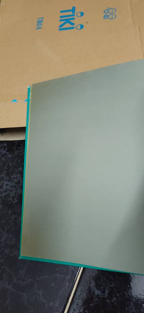 Không hề có chống sốc, hộp móp hết may là sách còn nguyên, mình từng cầm quyển khác, màu sắc đẹp, đồng đều, còn quyển này màu ở góc kiểu ố màu, cũ cũ. Không ưng với lần mua sách này tí nào