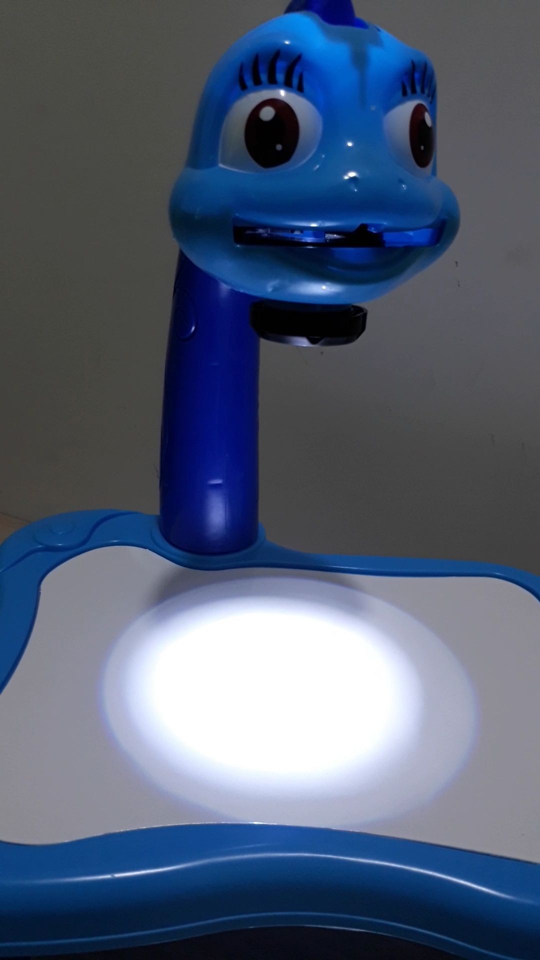 Sau khi lắp ráp, bật đèn lên và lắp thẻ hình vào để đèn chiếu lên thì phát hiện ra lỗi. Mình đã lắp thẻ từ từ, đi từ ngoài vào và đến khi không đẩy thẻ thêm được nữa, điều chỉnh hoài cũng ko ra nổi 1 hình dạng hoàn chỉnh nào trên nền bàn, các hình ảnh bị mất 1/2, dù điều chỉnh đủ cách vẫn ko thể ra hình ảnh nào cả, chỉ toàn ra 1/2 tấm ảnh. Mình có quay lại clip nhưng không tải lên được. 
Không biết trong trường hợp này bên Tiki và shop bán có hướng giải quyết nào ko? Nhắn thêm là trong hộp sản phẩm không hề có hdsd để tham khảo, xem trên youtube thấy mọi người đặt thẻ lên là ra hình ảnh mà đằng này điều chỉnh mãi không ra.