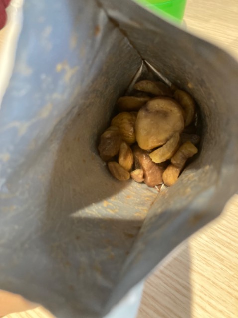 Không biết do lỗi bảo quản hay vận chuyển mà hạt dẻ hơi ướt, không ráo nước như mình hay mua ở cửa hàng tiện ích. Nhưng shop có gửi kèm hàng tặng khác nên cũng vui cho 5 sao 🤣
