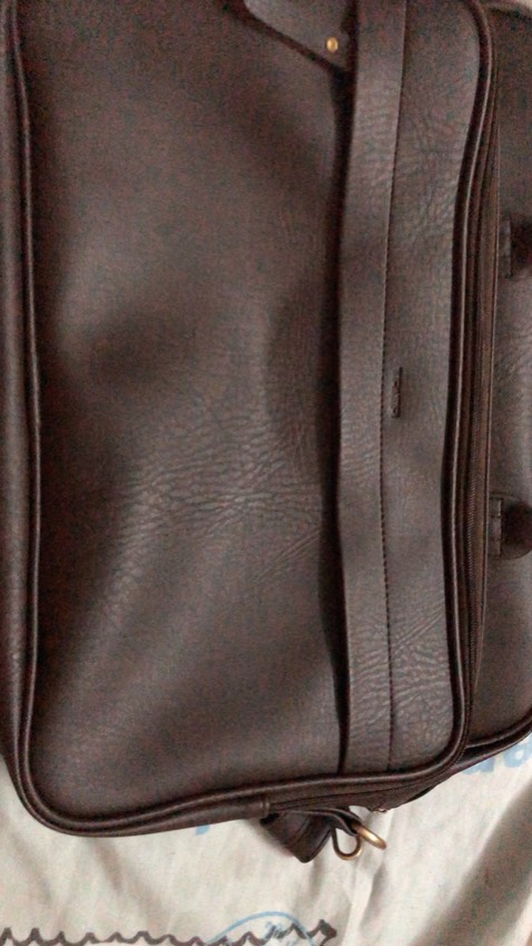 Cặp rất đẹp chất liệu da tóit sờ mềm. Đươnngf kim mũi chỉ đều đẹp.  Săn được giá flasale quá rẻ. Đáng nên mua