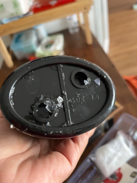 Thuốc bị xì dưới đáy bình, rất là lo lắng về chất lượng. Tay chạm vào dung dịch bị xì (giống keo) chỉ một tí sau da bị ngứa châm chích