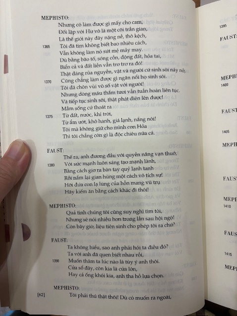 Vừa khít đồ bọc sách luôn. Đoạn đầu khá hài đó, kiểu con quỷ lịch thiệp và nhà thông thái mỏ hỗn :)))))