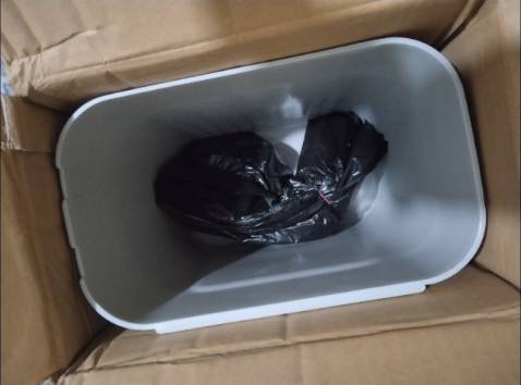 Thề, shop này có tâm dã man. Cái thùng rác thôi mà đóng gói tỉ mỉ cẩn thận vô cùng luôn. Thùng rác mới, đẹp, từng chi tiết được gia công khéo léo. Có miếng dán để treo, hoặc dùng giá đỡ bằng nhựa. Thùng rác có thể mở bằng 2 hướng.  Có quai cầm để đổ rác, tiện lợi, sạch sẽ. Rất OK Thề, shop này có tâm dã man. Cái thùng rác thôi mà đóng gói tỉ mỉ cẩn thận vô cùng luôn. Thùng rác mới, đẹp, từng chi tiết được gia công khéo léo. Có miếng dán để treo, hoặc dùng giá đỡ bằng nhựa. Thùng rác có thể mở bằng 2 hướng.  Có quai cầm để đổ rác, tiện lợi, sạch sẽ. Rất OK