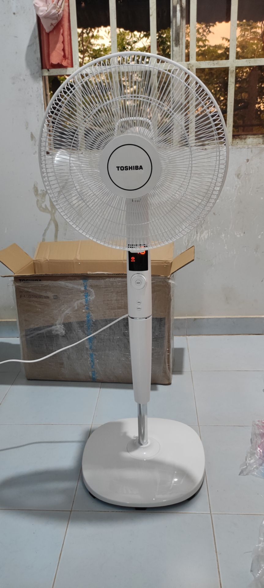 Nhà mẹ vợ mình có quạt này xài khá lâu rồi. Mình có sử dụng qua thấy thích nên mới đặt mua. Động cơ DC nên khởi động hơi chậm là điều dễ hiểu. Quạt chạy rất êm, máy mát. Mức gió tuỳ biến nhiều cấp nên phù hợp nhiều nhu cầu sử dụng, đặc biệt là nhà có trẻ sơ sinh, trẻ nhỏ. Quạt hoàn thiện tốt, cứng cáp, đế vững. Chỉ có điều mình hơi thắc mắc là phần đế thiết kế 4 lỗ gắn ốc nhưng lại kèm theo chỉ 1 cái ốc ở giữa. Kiểm tra sách hướng dẫn ráp thì cũng chỉ có 1 con ốc giữa thôi, thật khó hiểu.