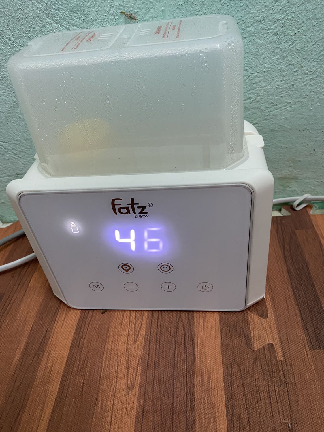 Quá xịn sò, nhà bán Mẹ bé Sóc Nâu bán ok. Nhiều người cứ bảo còn 1 lớp bóng kính sao ko thấy để bóc, mng phải cạo cạo bóc mạnh tay vào, có lớp bóng kính đó. Phải bóc lớp đó thì điều khiển mới thuận tiện. Hihi. 2 ngăn quá tiện luôn đó ạ, thi thoảng vừa hâm sữa lại cho lọ nước muối nhỏ mũi vào hâm cũng tiện vô cùng :3