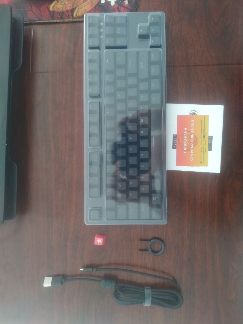 Shop giao nhanh chóng trong mùa dịch, nhân viên giao hàng nhiệt tình giao trong mưa.
về bàn phím cầm nặng tay, phím brow bấm cho tiếng kêu vừa phải, thiết kế phím dạng doule click nên cho cảm giá tay tốt hơn, các chức năng led thú vụ nhiều cách lựa chọn, phù hợp cho các bạn thích phong cách tối giản gọn nhẹ hay đi lại tiền mang theo. cáp usb type c mạ vàng và bọc dù cảm qua ban đầu là rất bền. sản phẩm đáng mua và trải nghiệm