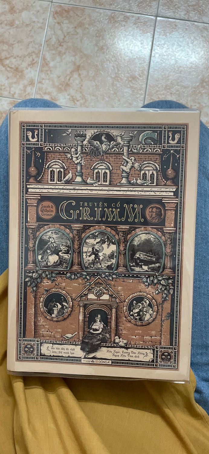 Sách to dày nặng, trình bày siêu đẹp, đúng như ngay trang mở đầu nxb nói: ấn bản này dành cho nhg ng sưu tầm và chơi sách. Nội dung thì quá quen thuộc rồi, mình ko có gì để bình luận. À, hình minh hoạ siêu đẹp, đúng theo phong cách tranh châu âu cổ. Chất mực chất giấy, ko có gì để chê.
Có duy nhất 1 điểm mình ko hài lòng là dạo này tiki gửi hàng sơ sài quá, cuốn sách này mình sử dụng thêm bookcare mà khi nhận được cũng bị đè gãy gập góc trên và góc dưới mặt sau bìa sách, nếu mà ko có bookcare chắc còn thảm nữa. Của mình ko có nguyên màng nhựa plastic nhg mình nghĩ chắc tiki tháo ra để bọc bookcare cho mình. Mong lần sau tiki chú ý trong khâu đóng gói hơn.
Sách này mình mua lúc giảm 40%, lại đc giảm thêm 35k khi thanh toán qua zalopay nên là tổng tiền thanh toán chỉ còn 380k, quá rẻ so với chất lượng sách