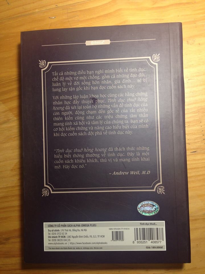 Giao hàng: nhanh, ngay sau hôm đặt đã có hàng rồi, mặc dù mình đặt giao hàng tiết kiệm

Đóng gói: bọc rách nhiều chỗ to bổ chảng, may mà không bẩn vào bên trong. bóc cái bọc ra thì sách bị xước rất nhiều, cái này các bạn zoom ảnh lên là nhìn ra ngay. rất buồn

Nội dung: 
- chủ đề thì hay, luận điểm mới lạ
- tuy nhiên viết rất vòng vo tam quốc, dùng hơi nhiều hình ảnh ẩn dụ, lan man làm cho câu không thoát ý, có khi còn tối nghĩa nữa. có thể là do người dịch
- nhiều đoạn dẫn dắt dài thòong lòong, đọc xong nghĩ mãi mà không thấy liên quan. 
- do mình ở châu Á, 2 vợ chồng tác giả lại lớn lên và sinh sống trong văn hóa và giáo dục châu Mỹ, châu Âu. thế nên khi tác giả lấy dẫn chứng hoặc ví von sẽ lấy các nhân vật, sự kiện, sự vật... ở đây. mình đọc thấy bị sao nhãng do nhiều chi tiết không hiểu sâu được, cũng không cảm thấy bị ấn tượng
- có vài đoạn đi thẳng vào vấn đề, đọc khá sướng nhưng chỉ được một khúc thì ôi thôi lại 7749 phép tu từ làm cho câu cú bỗng dưng khó hiểu. càng đọc càng thấy sách nó không dành cho những đứa đầu óc thường dân như mình thì phải

mình mới chỉ đọc một lần, chắc vì hiểu biết cũng hẹp nên không thấy phù hợp. có lẽ sẽ phải đọc lại nhiều lần, nhưng tiki chỉ cho nhận xét 1 lần thôi, cũng không cho sửa bình luận nên cứ tạm là thế này. chúc mọi người mua sách như ý nha