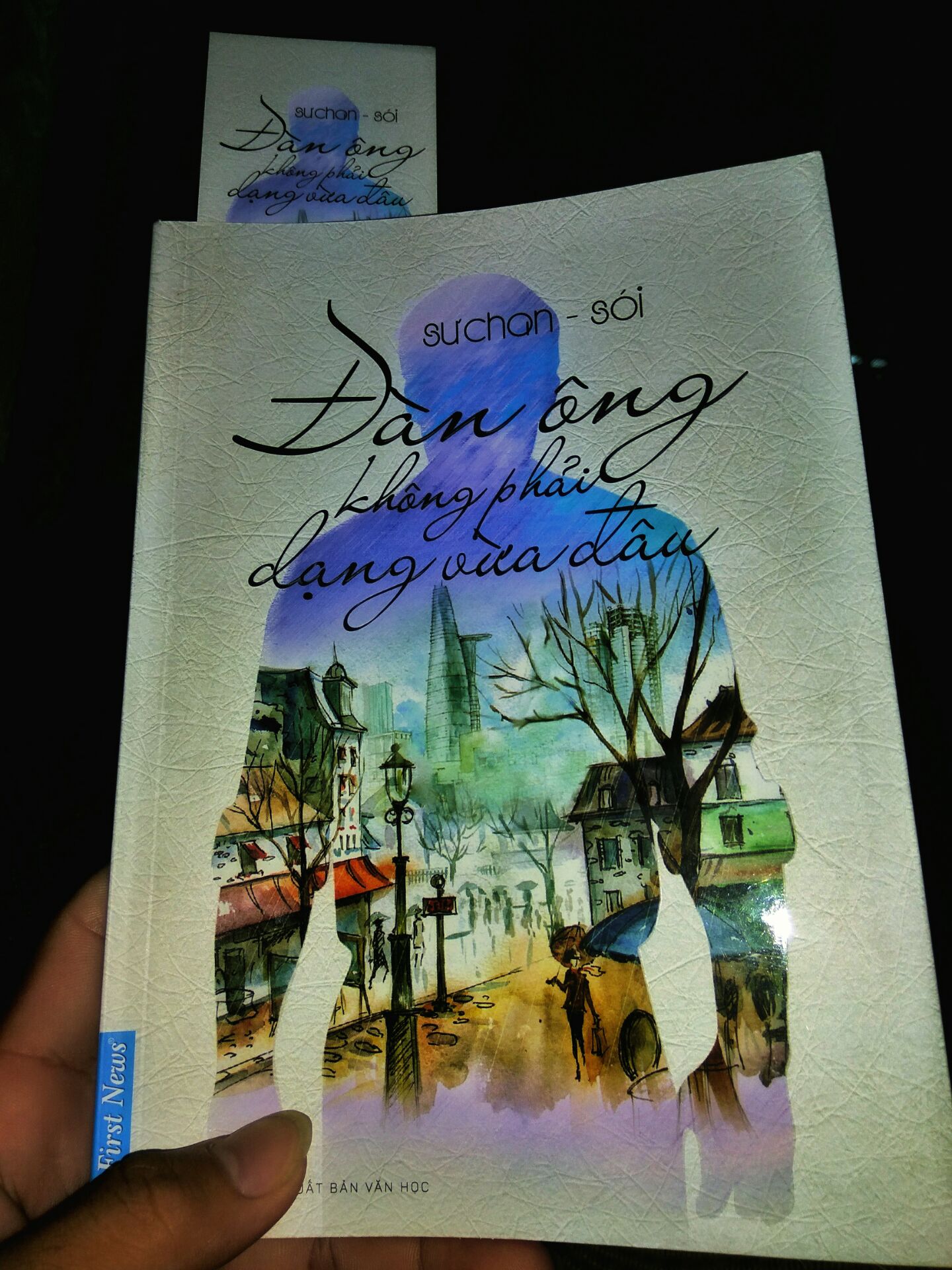 Với mình. Quyển sách thật sự quá xuất sắc.  Mỗi bài viết không dài nếu không muốn nói là ngắn. Nhưng nhiêu đó cũng đủ xoáy sâu vào nội tâm của mình, nói thẳng ra là cứ như nói hộ lòng mình và nói lên những điều rất cần thiết và tinh tế. Những vấn đề khá là gần gũi và tế nhị được hai tác giả khai thác và diễn giải quá hay quá tài tình. Tuy vậy, có lẽ những bài viết này chỉ đơn thuần đáp ứng cho những người trẻ 18 20 như mình. Còn lớn hơn chắc đã biết những điều ấy. Và phần nữa, có lẽ những bài viết này là những bài trên MXH nên dường như không mang giá trị văn học. 
Bản mình mua có tặng kèm bookmark và chữ ký tác giả, bìa đẹp. Một điểm cộng rất lớn. 5 sao xứng đáng.