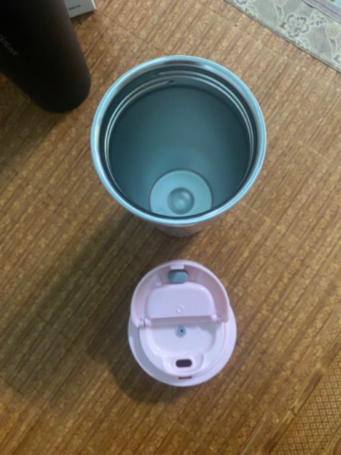 Mua hàng chiều ngày 06/03/2023. Nhận hàng sáng ngày 07/03/2023
Ly màu hồng có hoạ tiết giá 272,000
Ly màu đen giá 233,000
Giảm giá được 20,000
Hôm nay nhận 2 ly này là ly thứ 6 rồi. Nắp cải tiến so với mẫu cũ khá tiện lợi vì chỉ cần bật qua phải + nhấn là mở nắp. 
Có 1 vấn đề nhỏ là nếu miếng lò xo ở nắp gãy hoặc rỉ sét thì khi mở nắp chắc phải xoay mở luôn nắp bự ra mới uống đc. 
Chất lượng giữ nhiệt với mình là ổn.
Vỏ ly dễ trầy xước nếu bị rơi, va đập.
Hàng của Look & Look thì đẹp, chất lượng. Tiki giao hàng nhanh. Mình đánh giá 5⭐️ và sẽ mua tiếp những lần sau.