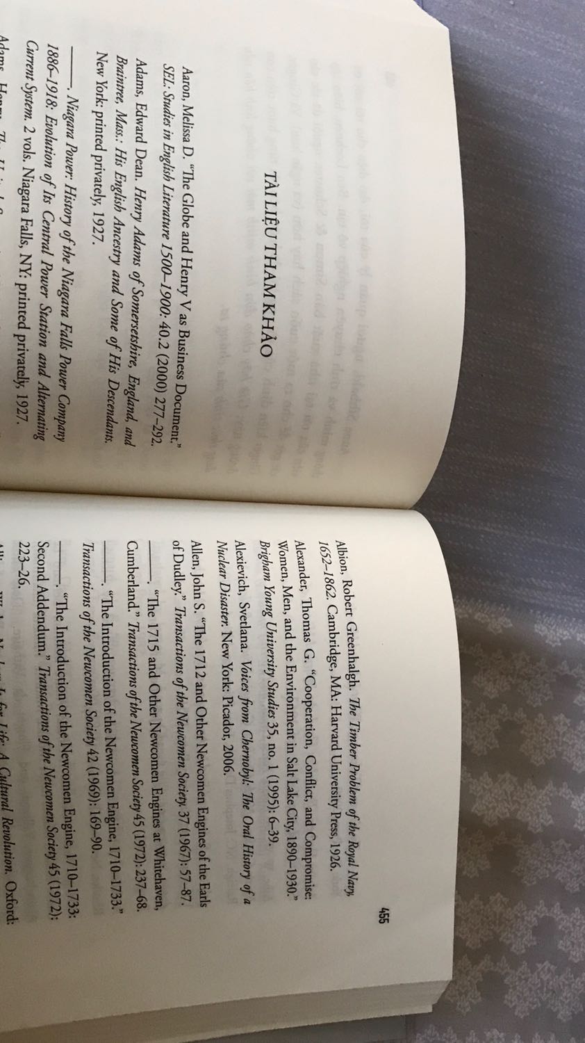 Sách khá hay. Bookcare đã bọc tốt hơn nhiều. 
Một điều k thích đó là sách dày 600 trang, nhưng có đến 1/4, vâng tôi không nói sai đâu ạ, 150 trang là “Tư liệu tham khảo” mà tôi dám chắc 99% người đọc không quân tâm đâu. Thật hết sức lãng phí tài nguyên giấy cũng như làm sách dầy nặng đắt đỏ không cần thiết