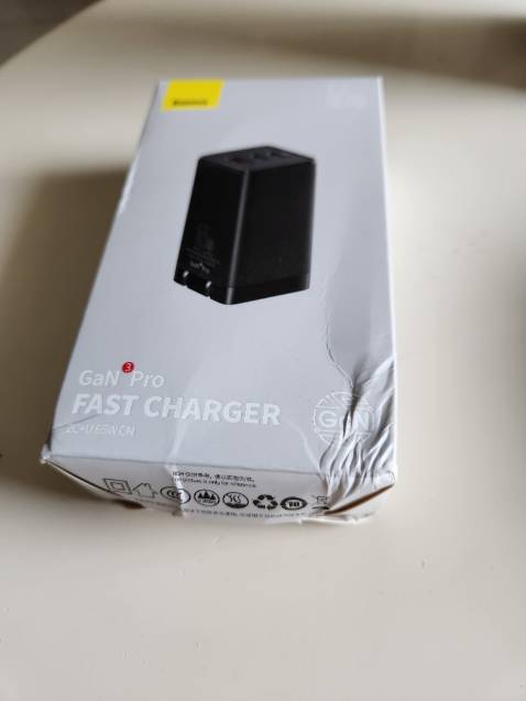 Hộp đã bị mở và móp méo. Củ sạc có nhiều vết xước.