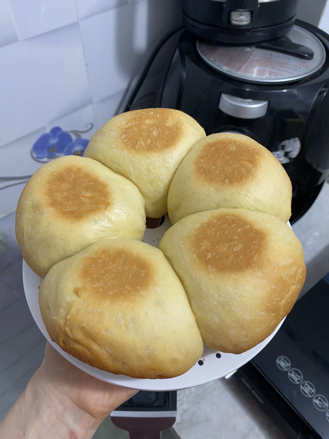 Nồi đẹp nấu cơm, nấu cháo, nấu gạo lứt oki ko chê đc. Nhưng riêng chức năng làm bánh bông lan thì ko used đc, tui đã thử công thức và cách làm đó với lò nướng thì bánh oki mà cho vô nồi cơm điện dù chế độ banking hay Cook hay quick cook đều fail hết, bánh ko thể nở đc. Nướng bánh mỳ và ủ bột thì oki, tôi đang thắc mắc sao nướng bông lan ko được! Nồi mới mua nên cũng hơi buồn chút, mong tiki giải đáp giúp tôi. Về hình thức nồi thì oki đẹp và chỗ cắm điện chắc chắn chứ ko như mn phàn nàn là lỏng lẻo! Nồi này mà nướng bánh bông lan oki nữa thì hoàn hảo ấy, chắc là nồi bị lỗi rồi :( Nồi đẹp nấu cơm, nấu cháo, nấu gạo lứt oki ko chê đc. Nhưng riêng chức năng làm bánh bông lan thì ko used đc, tui đã thử công thức và cách làm đó với lò nướng thì bánh oki mà cho vô nồi cơm điện dù chế độ banking hay Cook hay quick cook đều fail hết, bánh ko thể nở đc. Nướng bánh mỳ và ủ bột thì oki, tôi đang thắc mắc sao nướng bông lan ko được! Nồi mới mua nên cũng hơi buồn chút, mong tiki giải đáp giúp tôi. Về hình thức nồi thì oki đẹp và chỗ cắm điện chắc chắn chứ ko như mn phàn nàn là lỏng lẻo! Nồi này mà nướng bánh bông lan oki nữa thì hoàn hảo ấy, chắc là nồi bị lỗi rồi :(