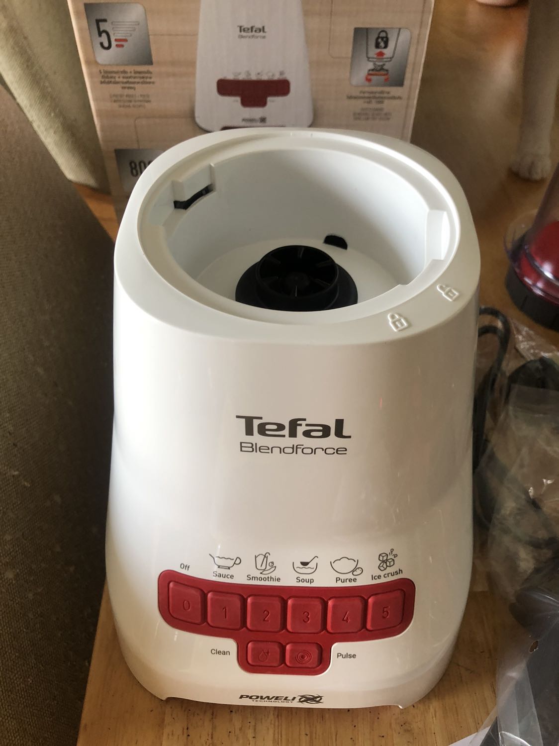 Máy rất đẹp. Cối nhựa nhưng vô cùng chắc chắn, màu sắc tranh nhã.