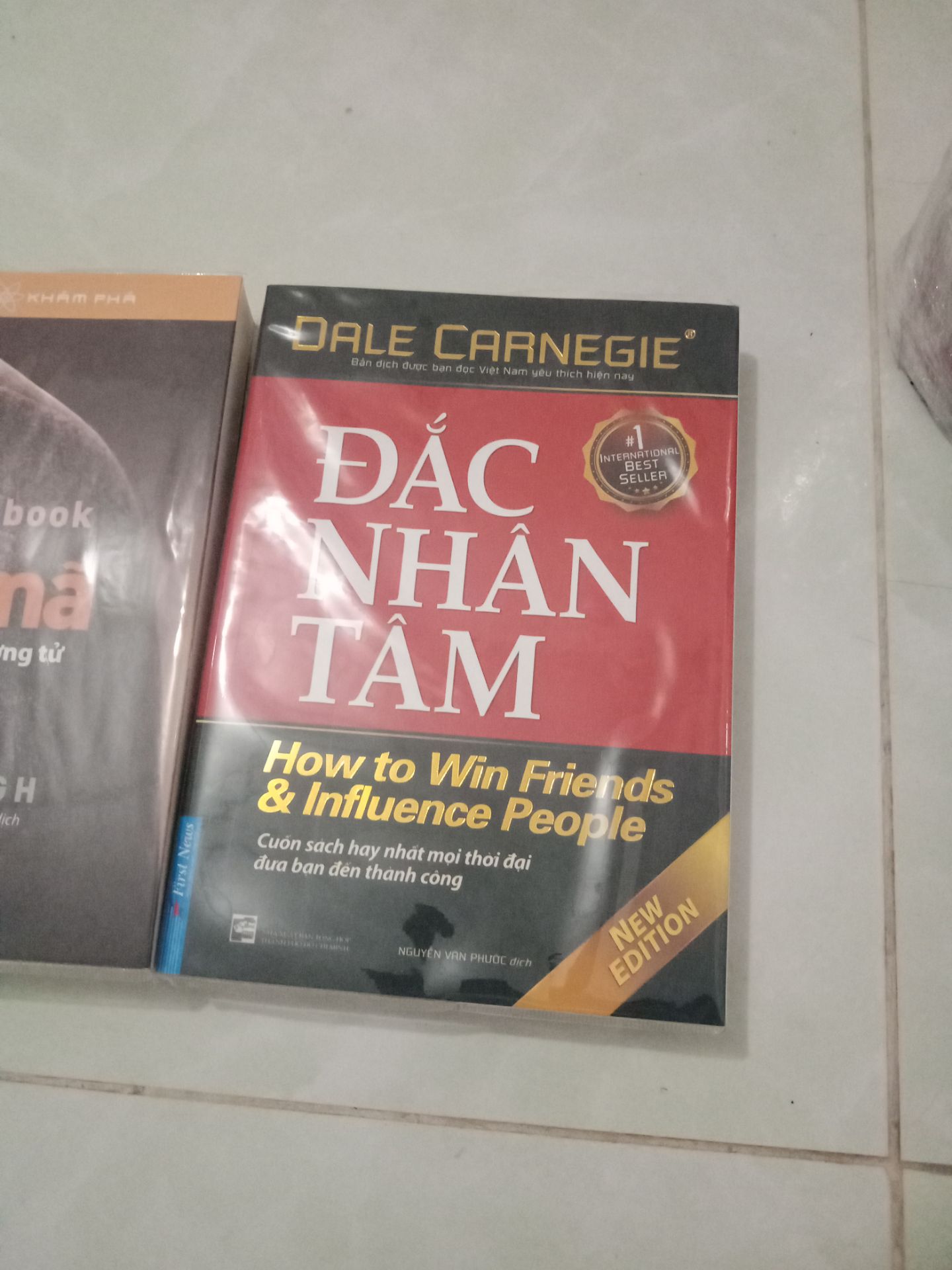 Nội dung không cần phải bàn.
Bao gói hơi kỳ, nhưng sách nguyên vẹn không móp méo trầy xước. Giấy mịn, đường cắt tương đối. 
Bookcare không tỳ vết. 
Hơi có lỗi giấy một chút, nhưng đây là lỗi thường gặp và khá nhỏ nên bỏ qua được.