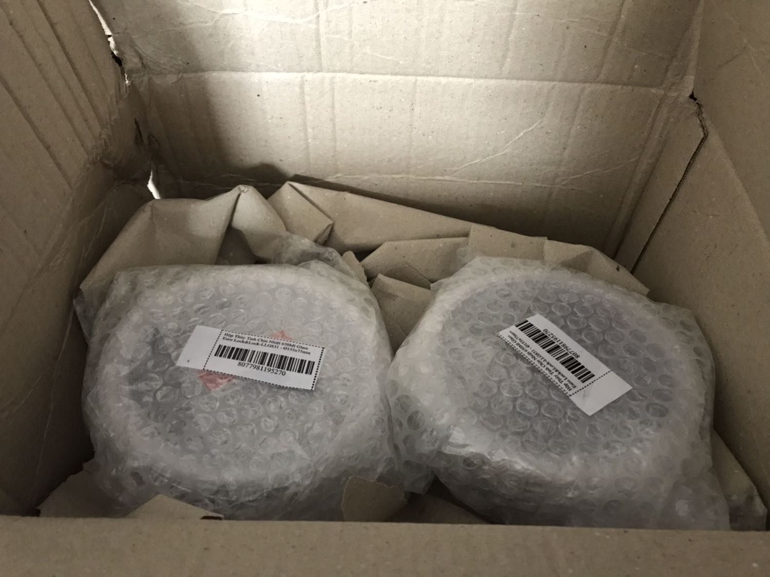 Hàng chuẩn hãng. Đóng gói cẩn thận, ko bị sứt mẻ. Nên lấy các hộp tròn để rửa cho dễ, hộp chữ nhật rửa hay bị trượt tay và góc vuông khó làm sạch.